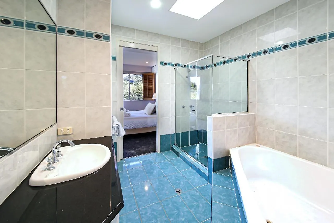 Luxury Lakeside Villa Yaroomba