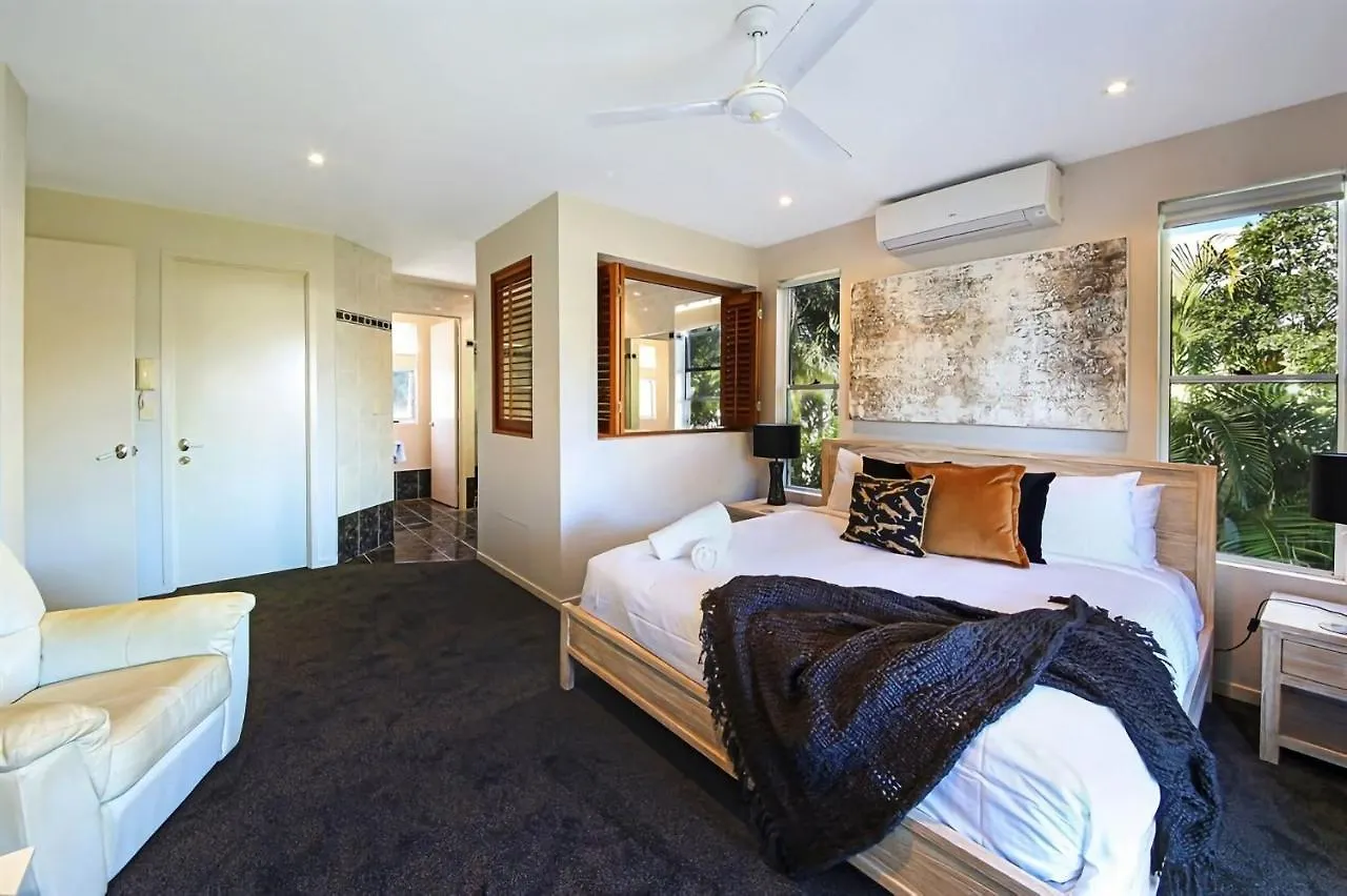 Luxury Lakeside Villa Yaroomba